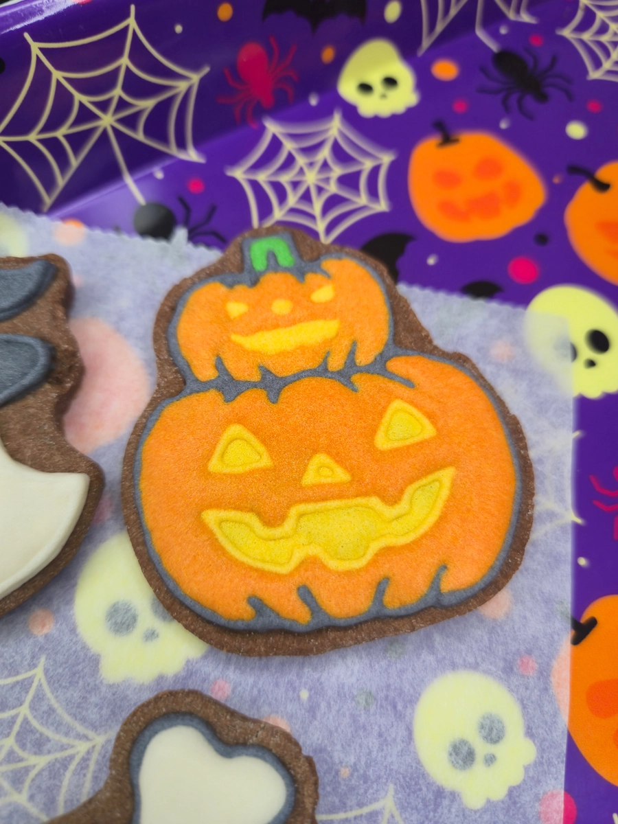 Bolachas personalizadas de manteiga com cacau decoradas com motivos de Halloween. - Bolos de aniversário no Porto | Bento Cakes, Cake Design, Bolachas e Cupcakes | Porto | Sahri Dessert Art