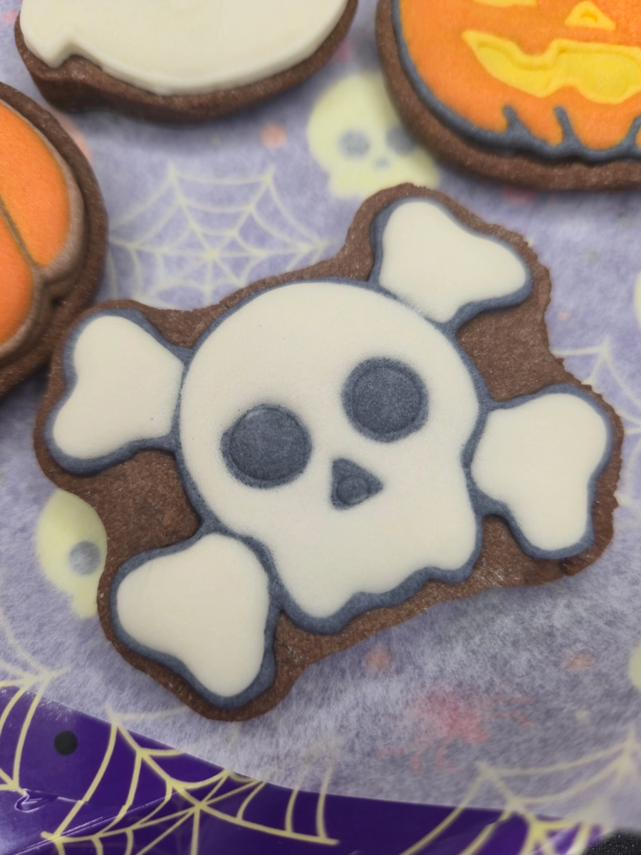 Bolachas personalizadas de manteiga com cacau decoradas com motivos de Halloween. - Bolos de aniversário no Porto | Bento Cakes, Cake Design, Bolachas e Cupcakes | Porto | Sahri Dessert Art