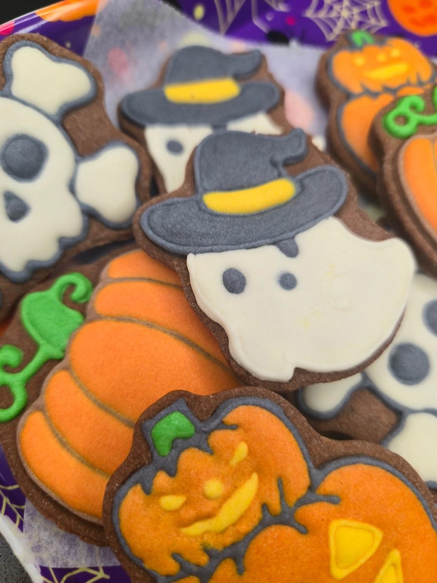 Bolachas personalizadas de manteiga com cacau decoradas com motivos de Halloween. - Bolos de aniversário no Porto | Bento Cakes, Cake Design, Bolachas e Cupcakes | Porto | Sahri Dessert Art