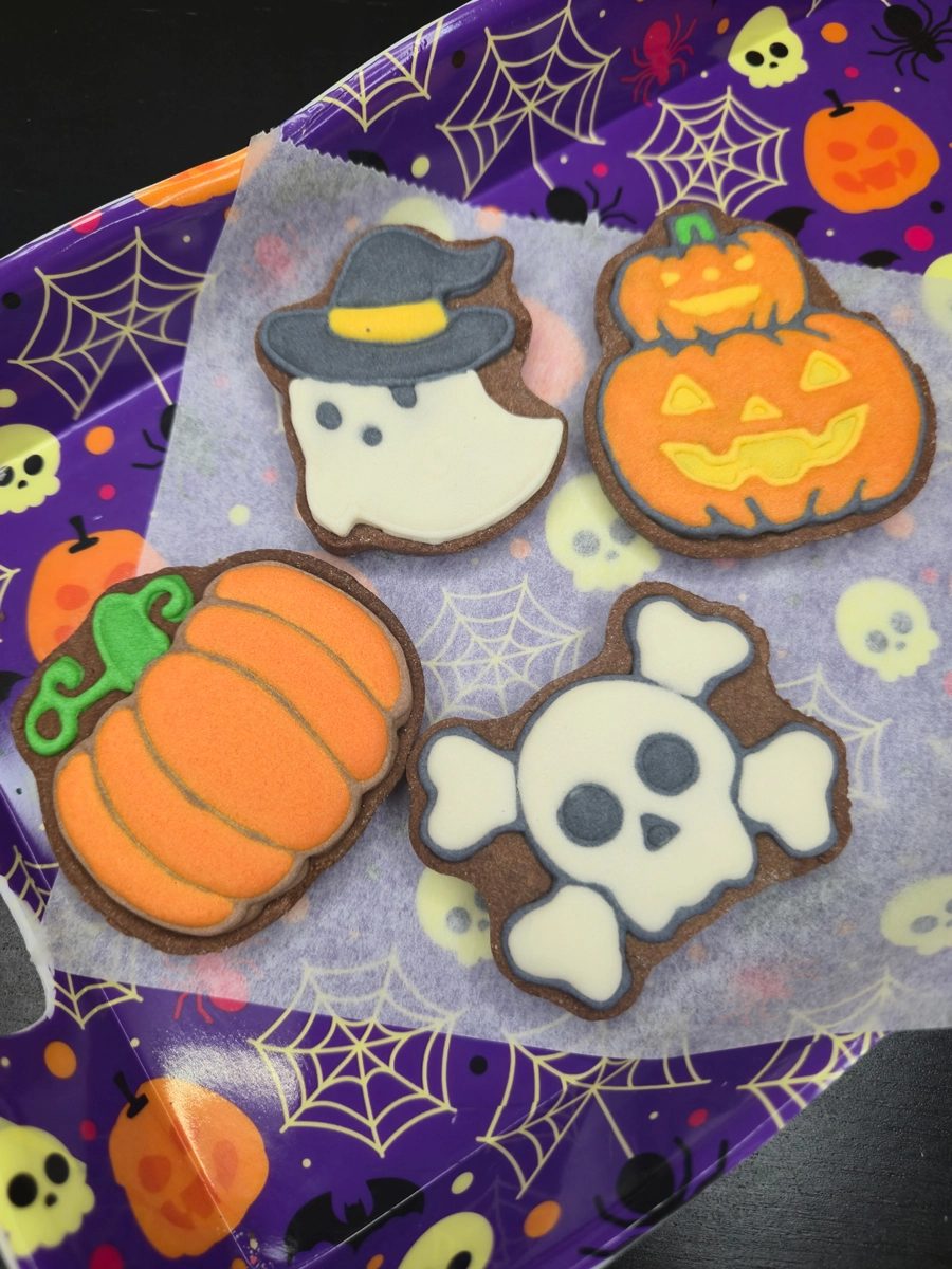 Bolachas personalizadas de manteiga com cacau decoradas com motivos de Halloween. - Bolos de aniversário no Porto | Bento Cakes, Cake Design, Bolachas e Cupcakes | Porto | Sahri Dessert Art