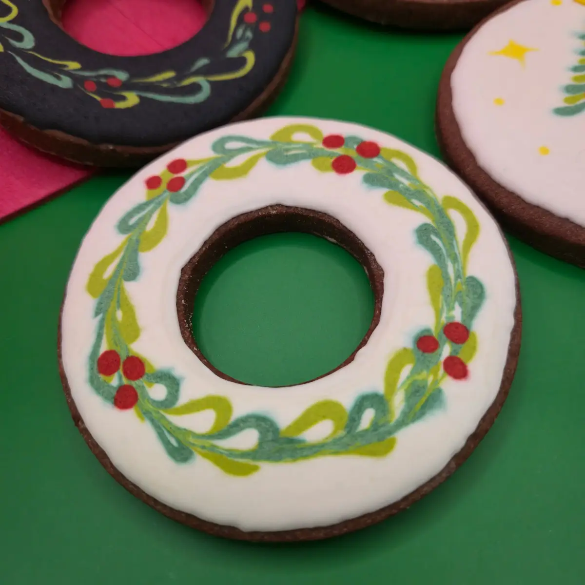 Bolachas decoradas personalizadas com motivos de Natal, com árvores de Natal e coroas de Natal. - Bolos de aniversário no Porto | Bentô Cakes, Cake Design, Bolachas e Cupcakes | Porto | Sahri Dessert Art