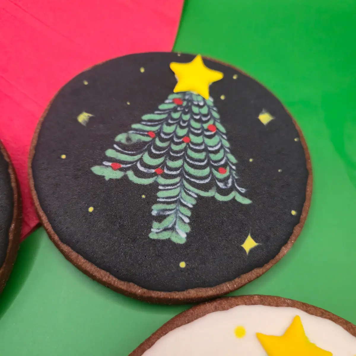 Bolachas decoradas personalizadas com motivos de Natal, com árvores de Natal e coroas de Natal. - Bolos de aniversário no Porto | Bentô Cakes, Cake Design, Bolachas e Cupcakes | Porto | Sahri Dessert Art