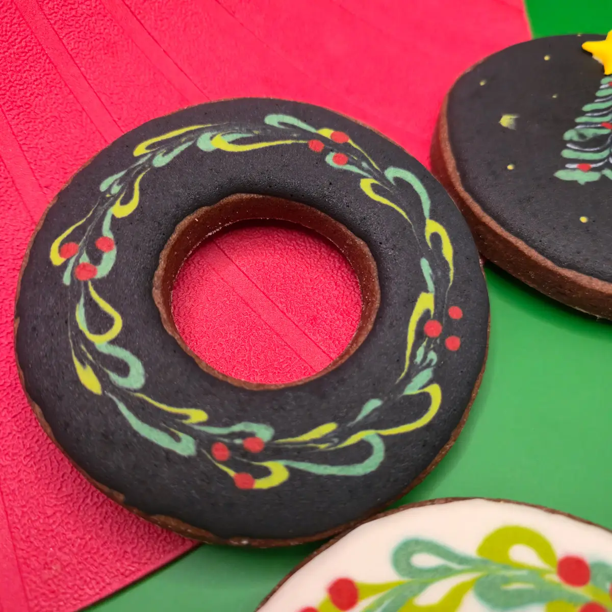 Bolachas decoradas personalizadas com motivos de Natal, com árvores de Natal e coroas de Natal. - Bolos de aniversário no Porto | Bentô Cakes, Cake Design, Bolachas e Cupcakes | Porto | Sahri Dessert Art