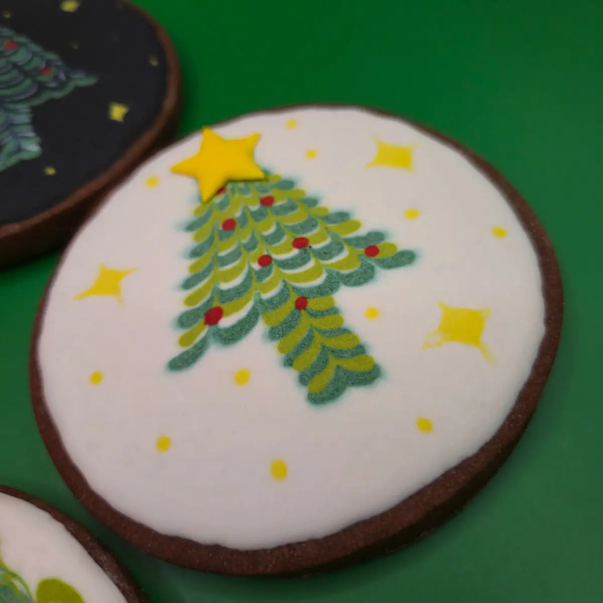 Bolachas decoradas personalizadas com motivos de Natal, com árvores de Natal e coroas de Natal. - Bolos de aniversário no Porto | Bentô Cakes, Cake Design, Bolachas e Cupcakes | Porto | Sahri Dessert Art