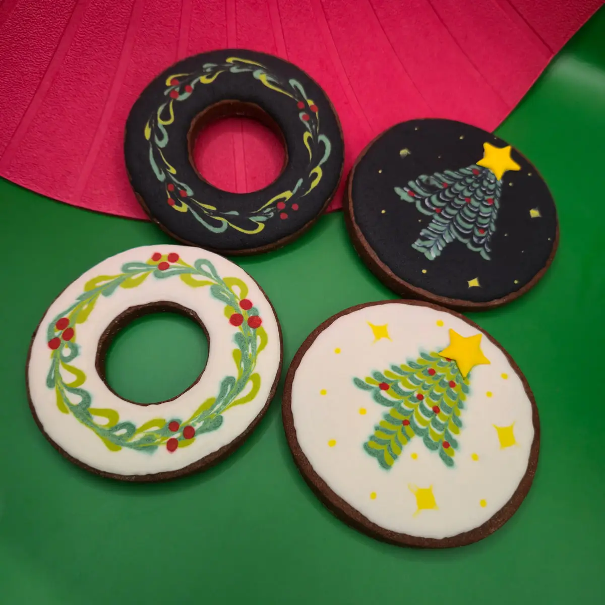 Bolachas decoradas personalizadas com motivos de Natal, com árvores de Natal e coroas de Natal. - Bolos de aniversário no Porto | Bentô Cakes, Cake Design, Bolachas e Cupcakes | Porto | Sahri Dessert Art