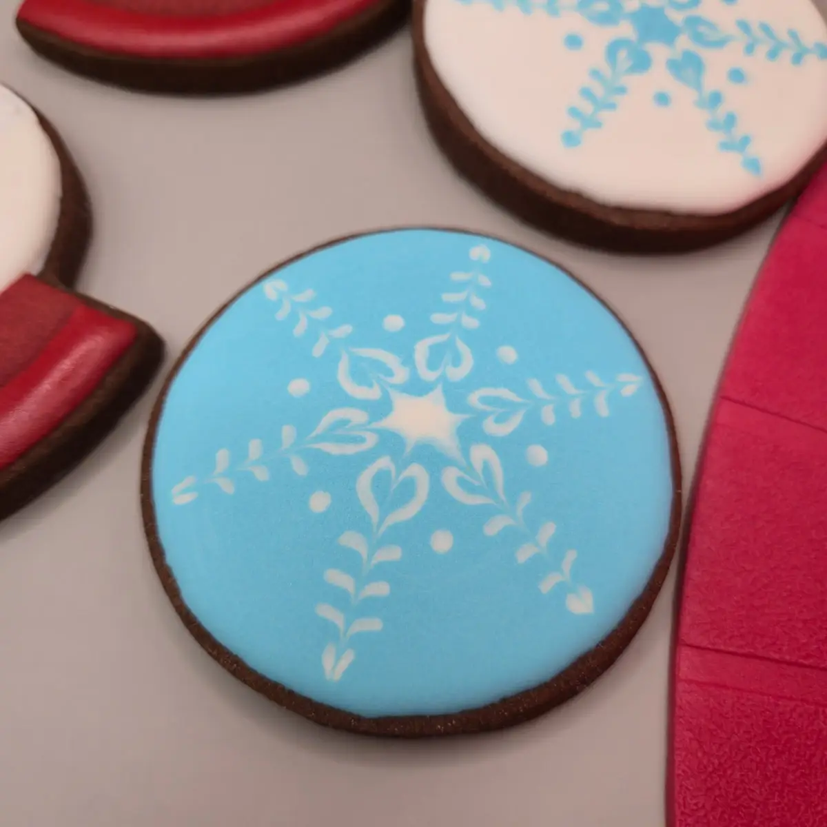 Bolachas decoradas personalizadas com motivos de Natal, com globos de neve e flocos de neve. - Bolos de aniversário no Porto | Bentô Cakes, Cake Design, Bolachas e Cupcakes | Porto | Sahri Dessert Art