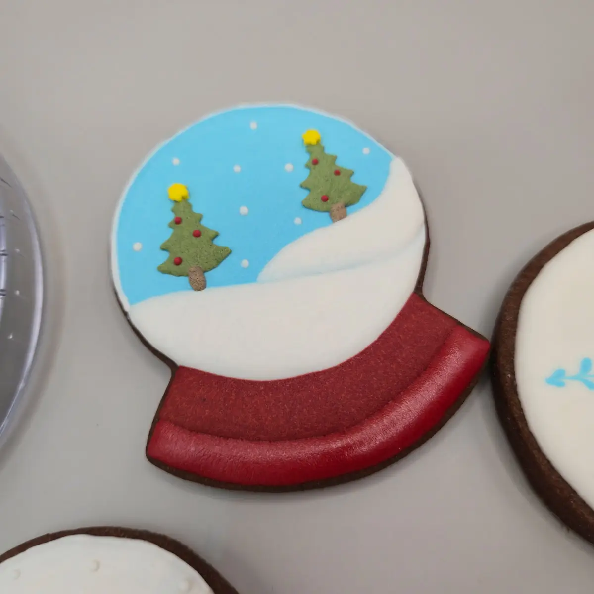 Bolachas decoradas personalizadas com motivos de Natal, com globos de neve e flocos de neve. - Bolos de aniversário no Porto | Bentô Cakes, Cake Design, Bolachas e Cupcakes | Porto | Sahri Dessert Art