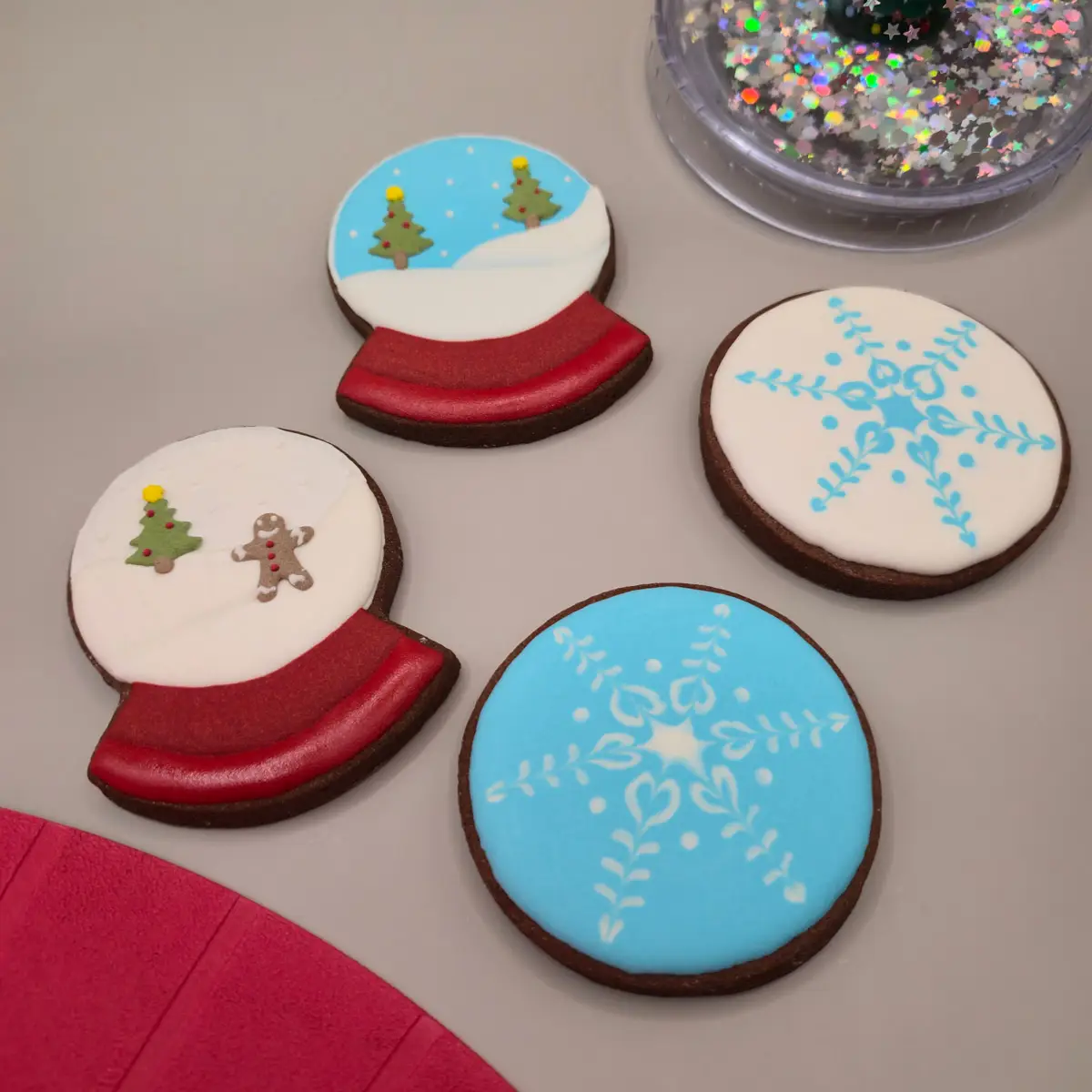 Bolachas decoradas personalizadas com motivos de Natal, com globos de neve e flocos de neve. - Bolos de aniversário no Porto | Bentô Cakes, Cake Design, Bolachas e Cupcakes | Porto | Sahri Dessert Art