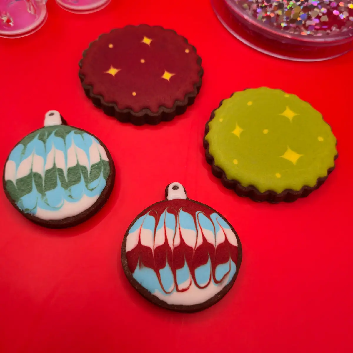 Bolachas decoradas personalizadas com motivos de Natal, com ornamentos de Natal. - Bolos de aniversário no Porto | Bentô Cakes, Cake Design, Bolachas e Cupcakes | Porto | Sahri Dessert Art