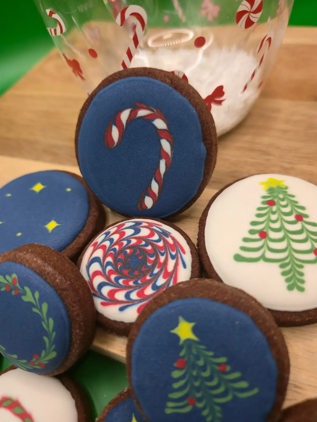 Bolachas decoradas personalizadas com motivos de Natal, como doces-bengala, flocos de neve, árvores de Natal e outros. - Bolos de aniversário no Porto | Bentô Cakes, Cake Design, Bolachas e Cupcakes | Porto | Sahri Dessert Art