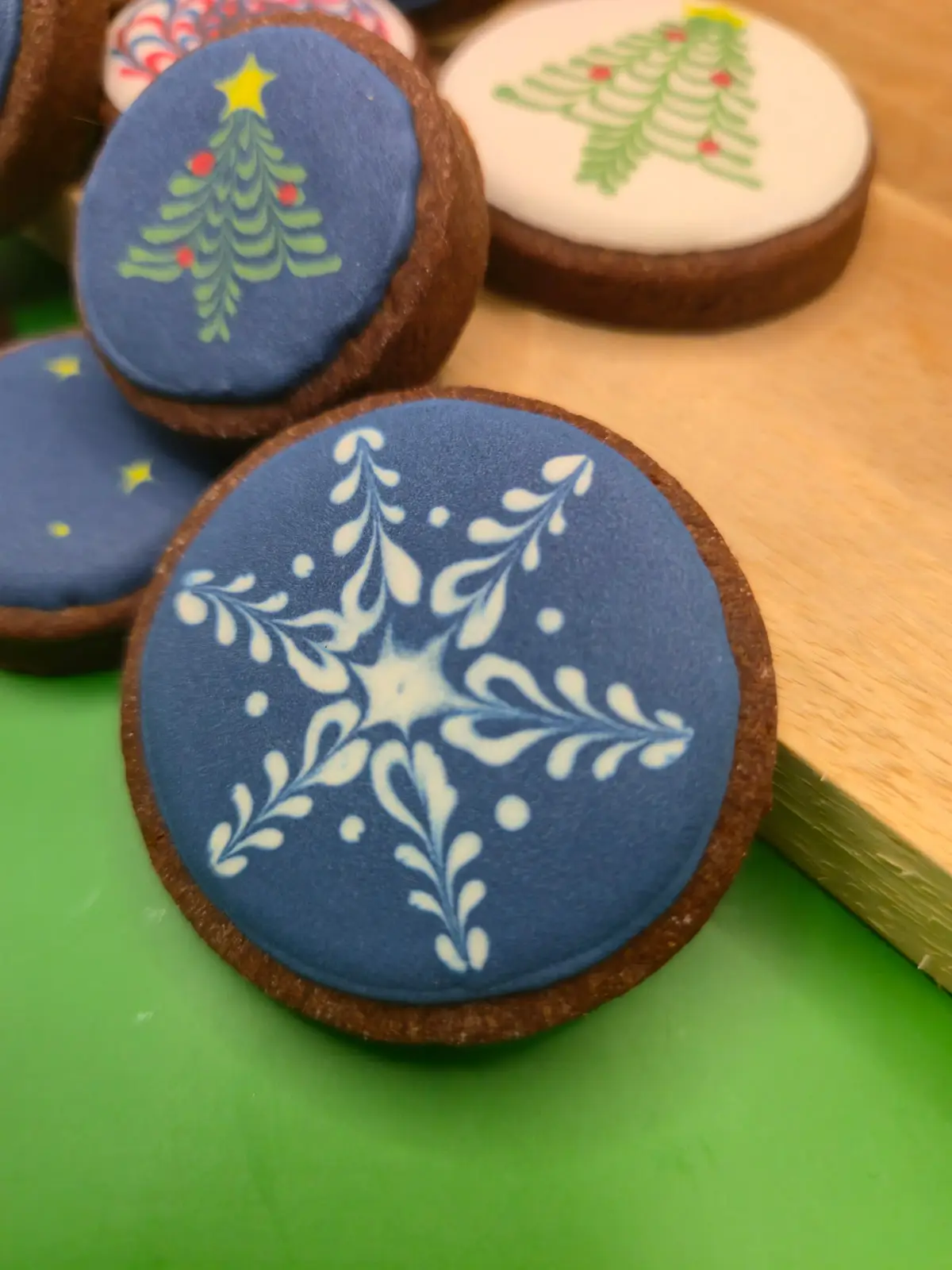 Bolachas decoradas personalizadas com motivos de Natal, como doces-bengala, flocos de neve, árvores de Natal e outros. - Bolos de aniversário no Porto | Bentô Cakes, Cake Design, Bolachas e Cupcakes | Porto | Sahri Dessert Art