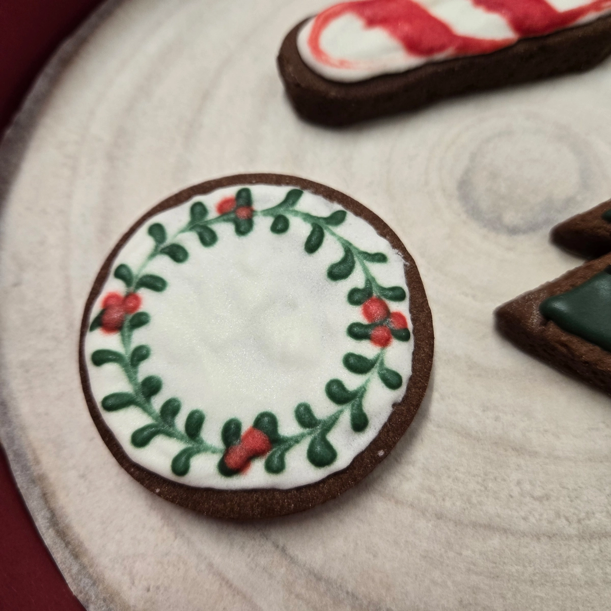 Bolachas de manteiga com cacau decoradas com glacê real com motivos de Natal. - Bolos de aniversário no Porto | Bento Cakes, Cake Design, Bolachas e Cupcakes | Porto | Sahri Dessert Art