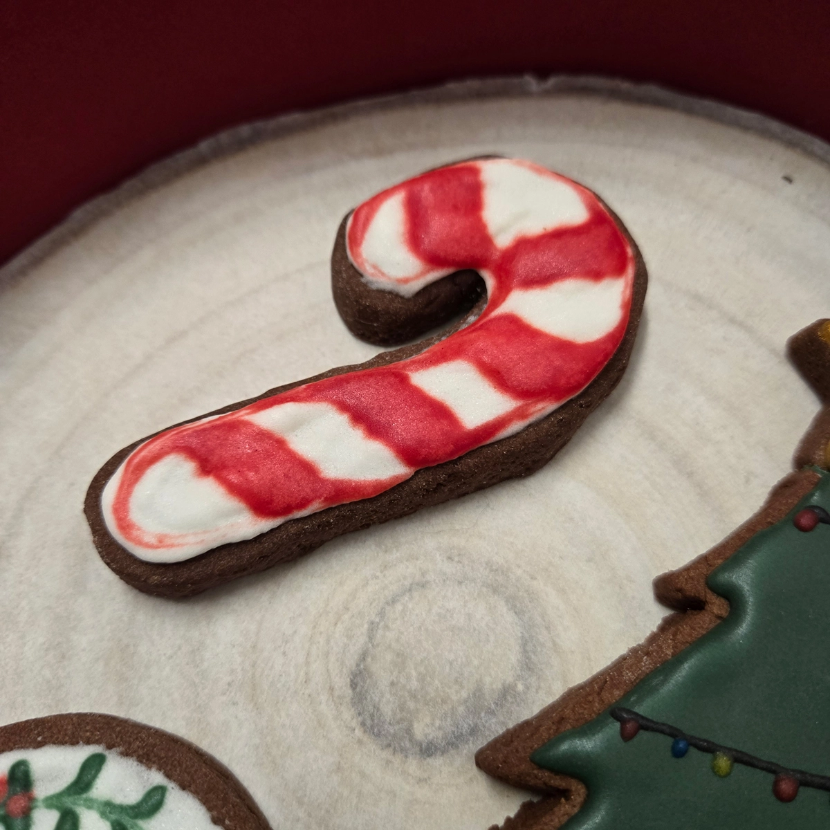 Bolachas de manteiga com cacau decoradas com glacê real com motivos de Natal. - Bolos de aniversário no Porto | Bento Cakes, Cake Design, Bolachas e Cupcakes | Porto | Sahri Dessert Art