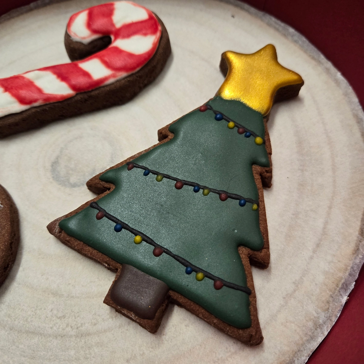 Bolachas de manteiga com cacau decoradas com glacê real com motivos de Natal. - Bolos de aniversário no Porto | Bento Cakes, Cake Design, Bolachas e Cupcakes | Porto | Sahri Dessert Art