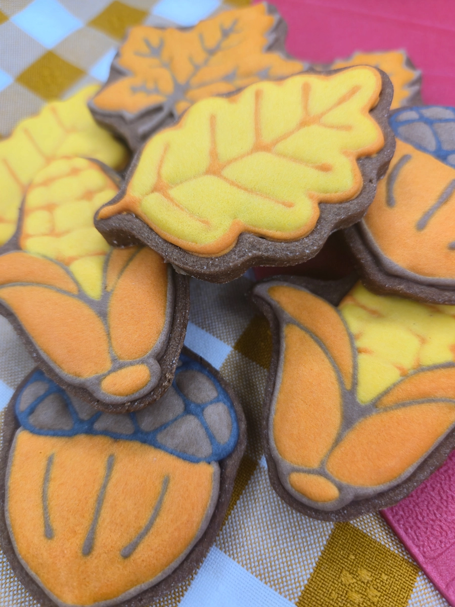 Bolachas personalizadas de manteiga com cacau decoradas com motivos de Outono. - Bolos de aniversário no Porto | Bento Cakes, Cake Design, Bolachas e Cupcakes | Porto | Sahri Dessert Art