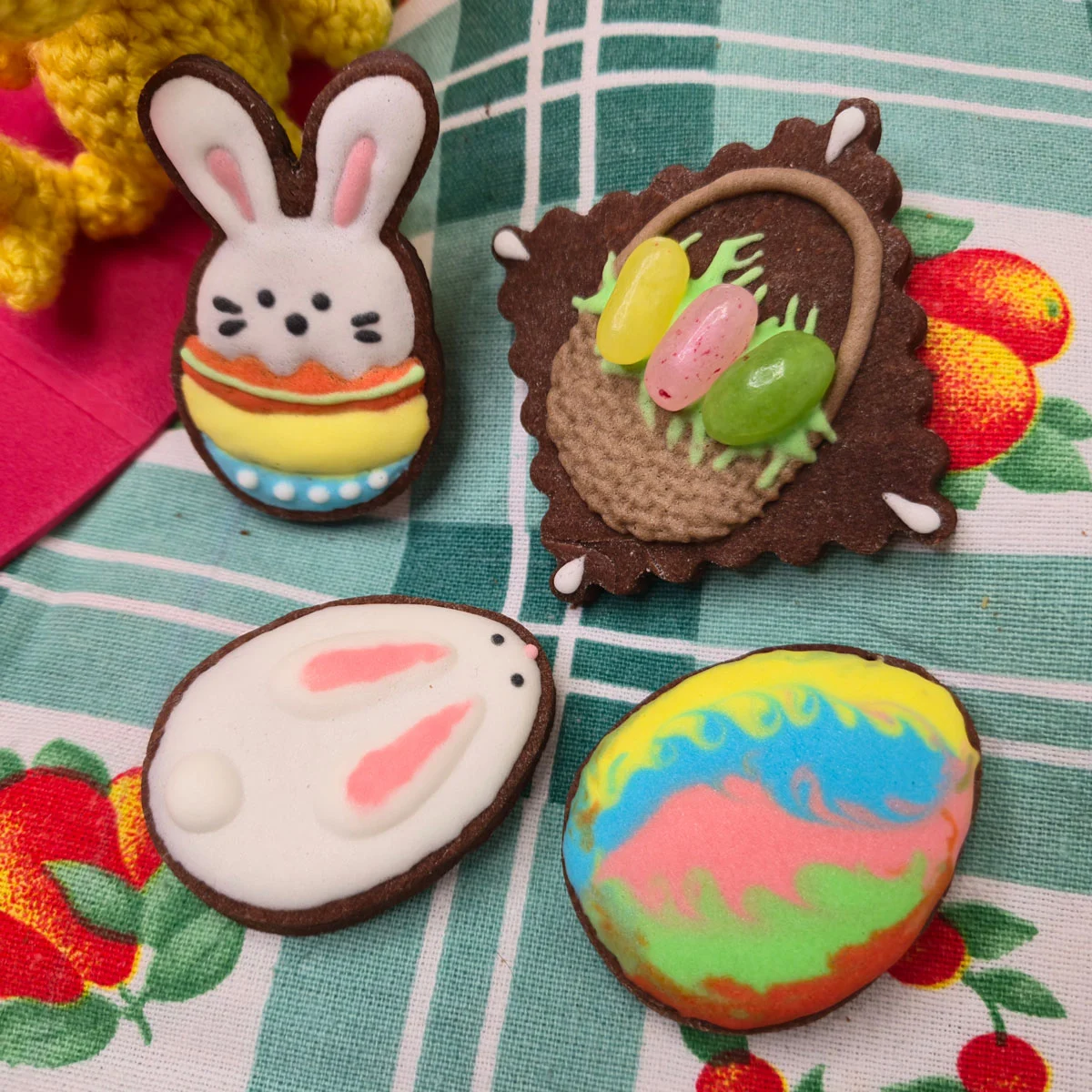 Bolachas personalizadas de manteiga com cacau decoradas com motivos de Páscoa. - Bolos de aniversário no Porto | Bento Cakes, Cake Design, Bolachas e Cupcakes | Porto | Sahri Dessert Art