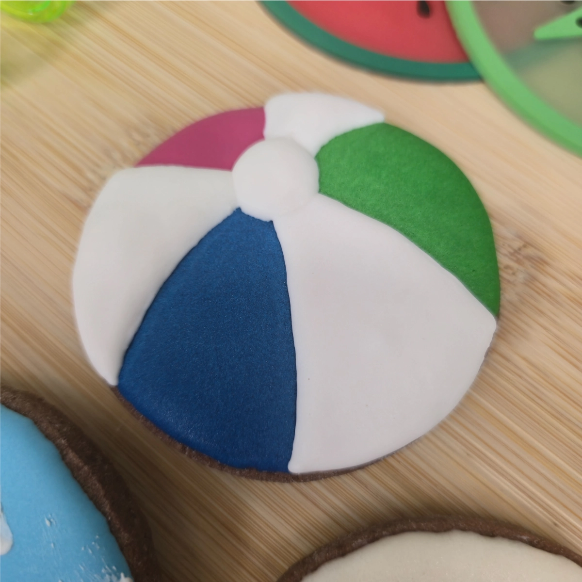 Bolachas personalizadas de manteiga com cacau decoradas com motivos de praia. - Bolos de aniversário no Porto | Bento Cakes, Cake Design, Bolachas e Cupcakes | Porto | Sahri Dessert Art