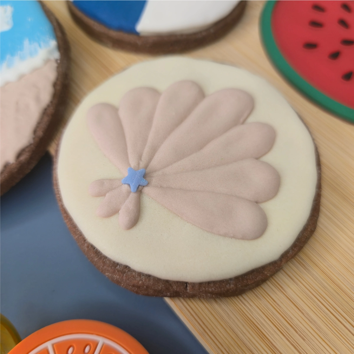 Bolachas personalizadas de manteiga com cacau decoradas com motivos de praia. - Bolos de aniversário no Porto | Bento Cakes, Cake Design, Bolachas e Cupcakes | Porto | Sahri Dessert Art