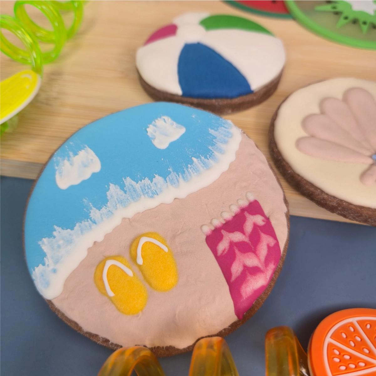 Bolachas personalizadas de manteiga com cacau decoradas com motivos de praia. - Bolos de aniversário no Porto | Bento Cakes, Cake Design, Bolachas e Cupcakes | Porto | Sahri Dessert Art