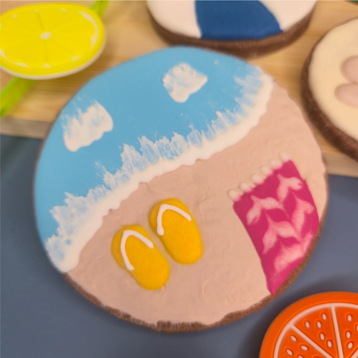 Bolachas personalizadas de manteiga com cacau decoradas com motivos de praia. - Bolos de aniversário no Porto | Bento Cakes, Cake Design, Bolachas e Cupcakes | Porto | Sahri Dessert Art