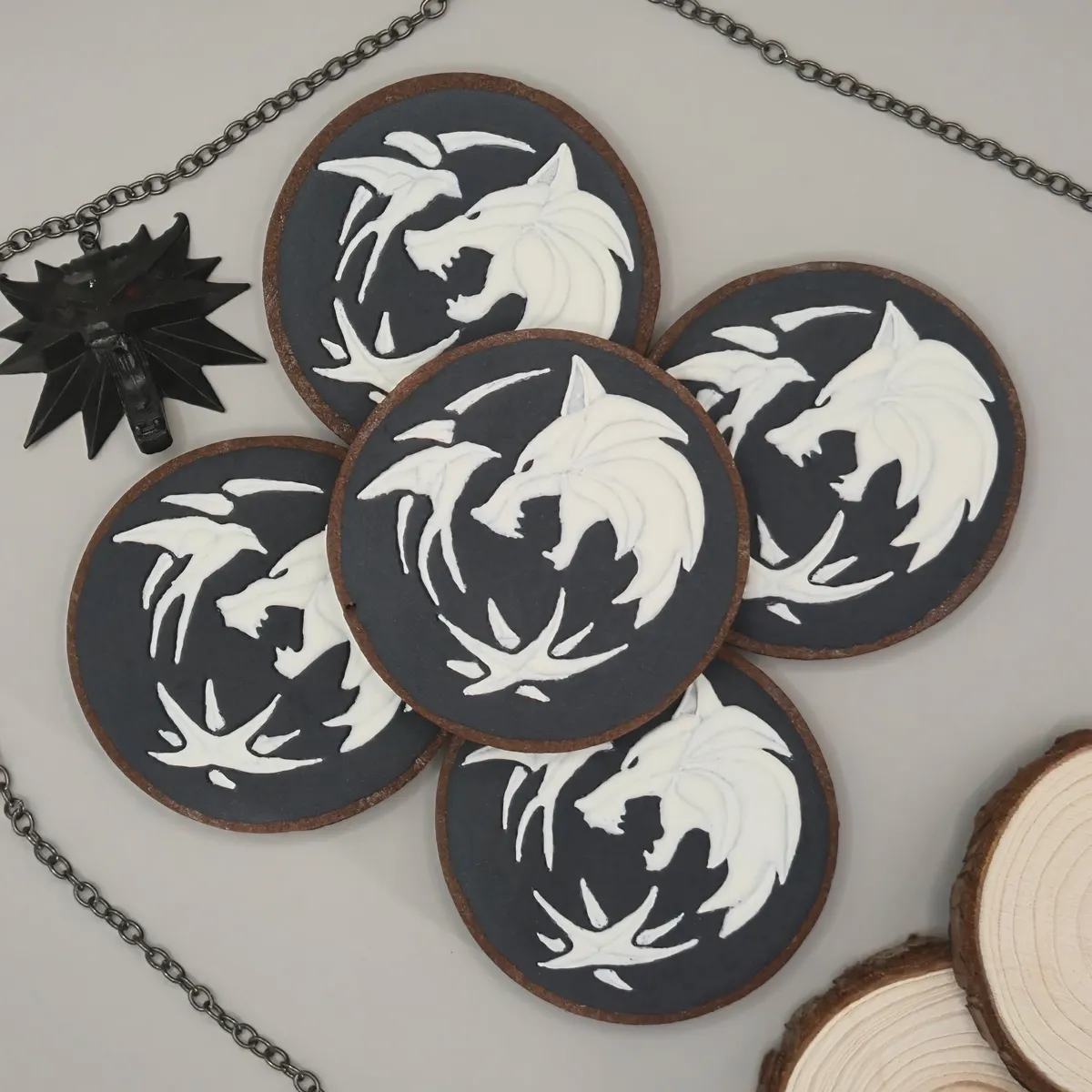 Bolachas Personalizadas - The Witcher | Sahri Dessert Art - Bolos de aniversário no Porto | Bentô Cakes, Cake Design, Bolachas e Cupcakes | Porto | Sahri Dessert Art