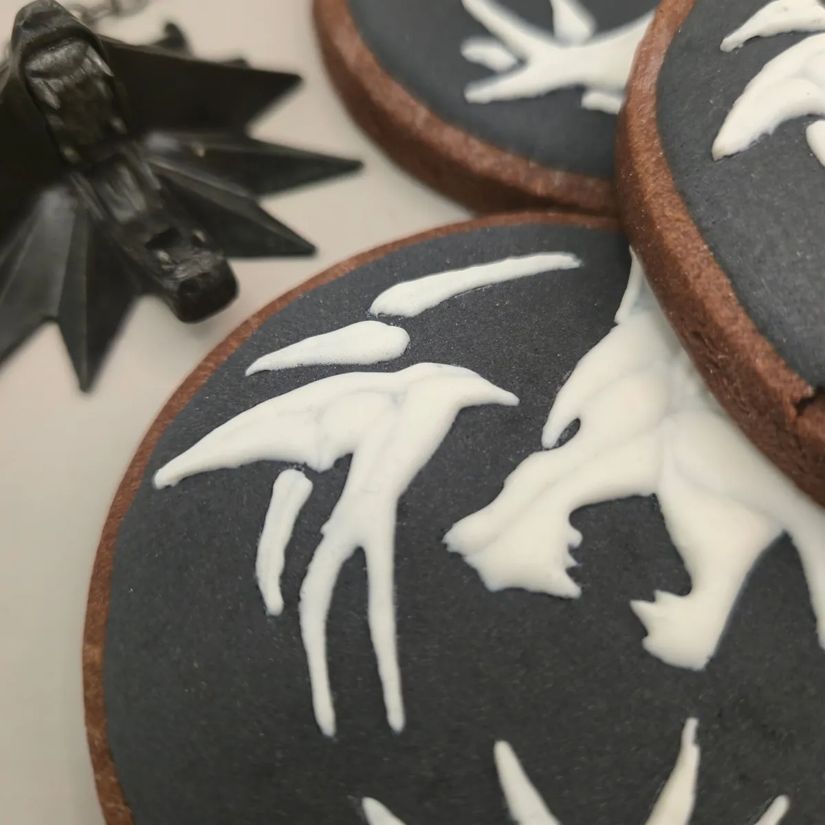 Bolachas personalizadas temáticas da Bela e o Monstro, da Disney. - Bolos de aniversário no Porto | Bentô Cakes, Cake Design, Bolachas e Cupcakes | Porto | Sahri Dessert Art