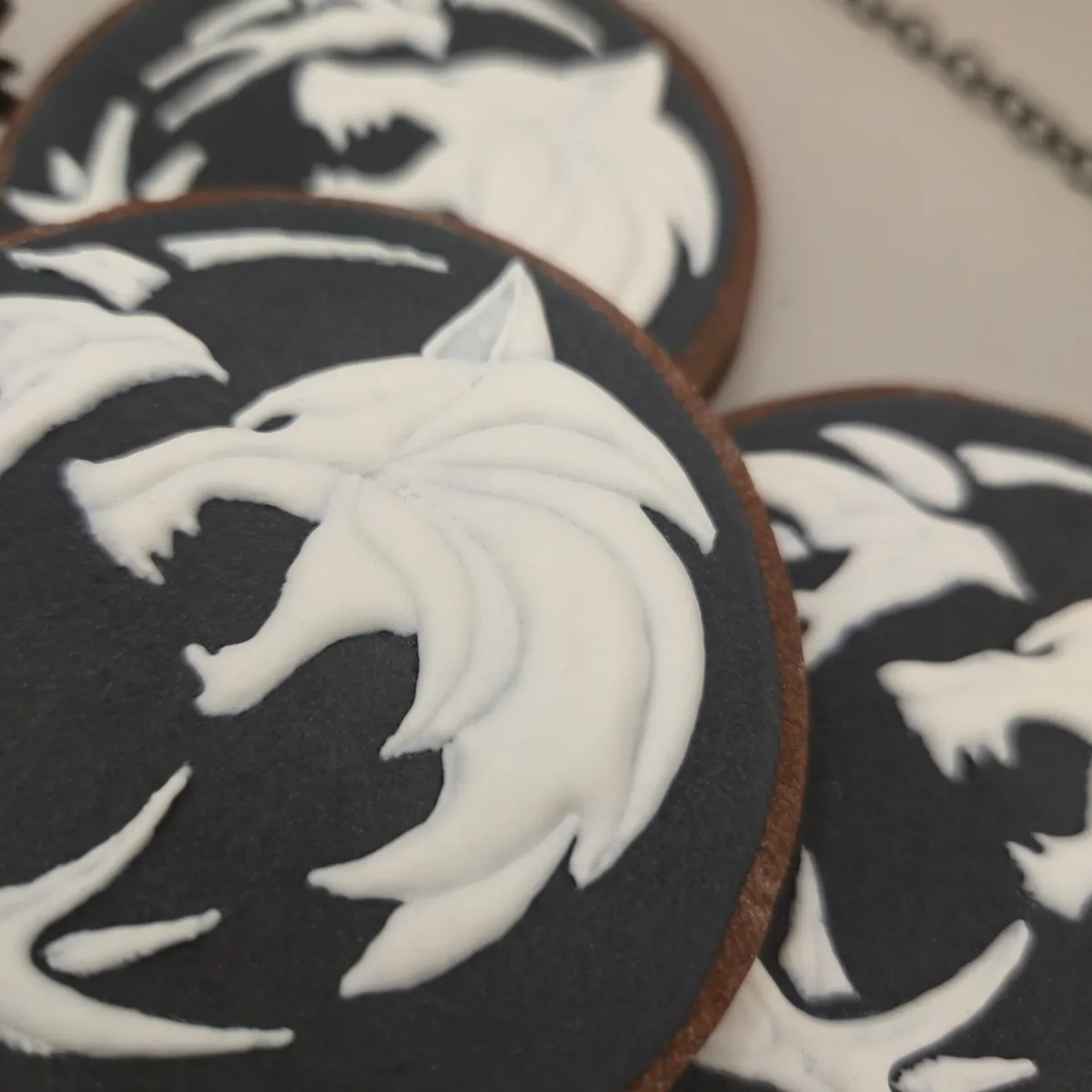 Bolachas personalizadas temáticas da Bela e o Monstro, da Disney. - Bolos de aniversário no Porto | Bentô Cakes, Cake Design, Bolachas e Cupcakes | Porto | Sahri Dessert Art