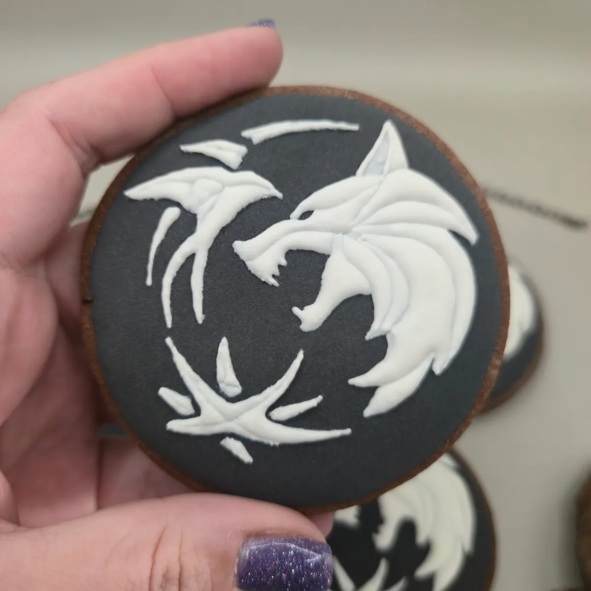 Bolachas personalizadas temáticas da Bela e o Monstro, da Disney. - Bolos de aniversário no Porto | Bentô Cakes, Cake Design, Bolachas e Cupcakes | Porto | Sahri Dessert Art