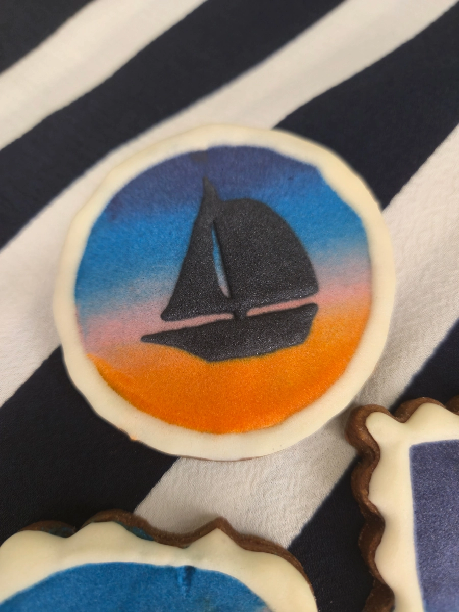 Bolachas personalizadas de manteiga com cacau decoradas com motivos de Verão ao pôr-de-sol. - Bolos de aniversário no Porto | Bento Cakes, Cake Design, Bolachas e Cupcakes | Porto | Sahri Dessert Art