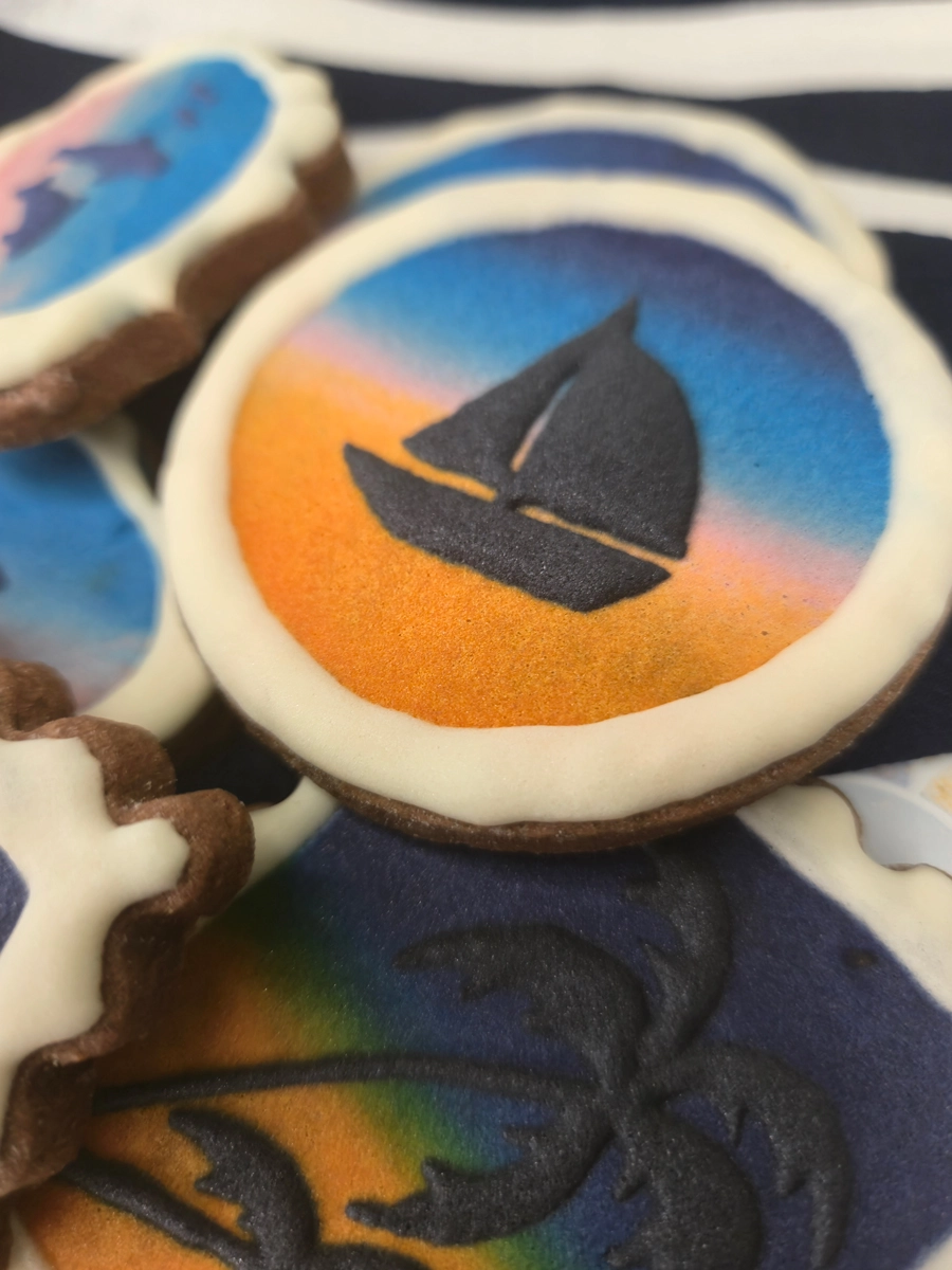 Bolachas personalizadas de manteiga com cacau decoradas com motivos de Verão ao pôr-de-sol. - Bolos de aniversário no Porto | Bento Cakes, Cake Design, Bolachas e Cupcakes | Porto | Sahri Dessert Art