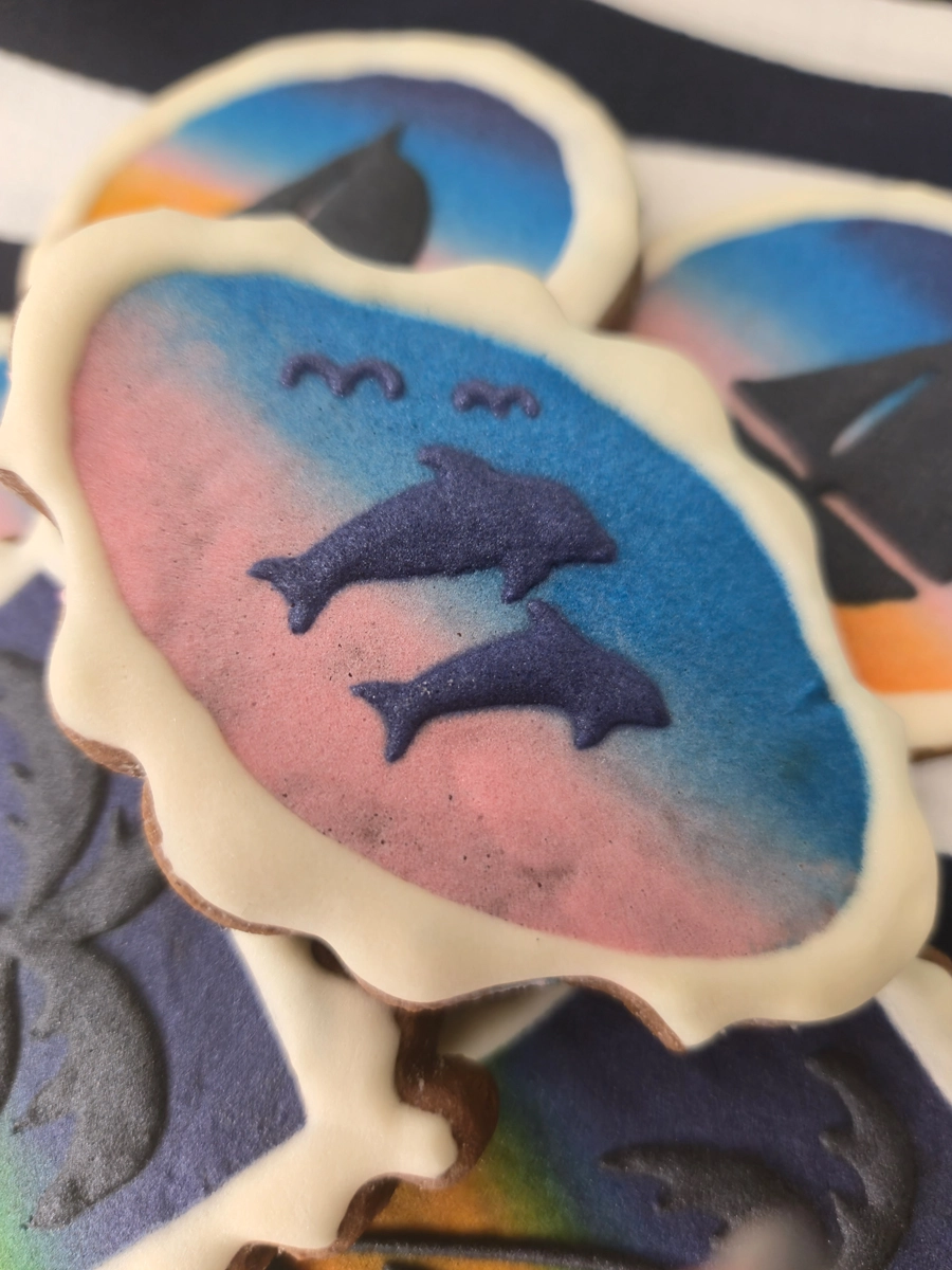 Bolachas personalizadas de manteiga com cacau decoradas com motivos de Verão ao pôr-de-sol. - Bolos de aniversário no Porto | Bento Cakes, Cake Design, Bolachas e Cupcakes | Porto | Sahri Dessert Art