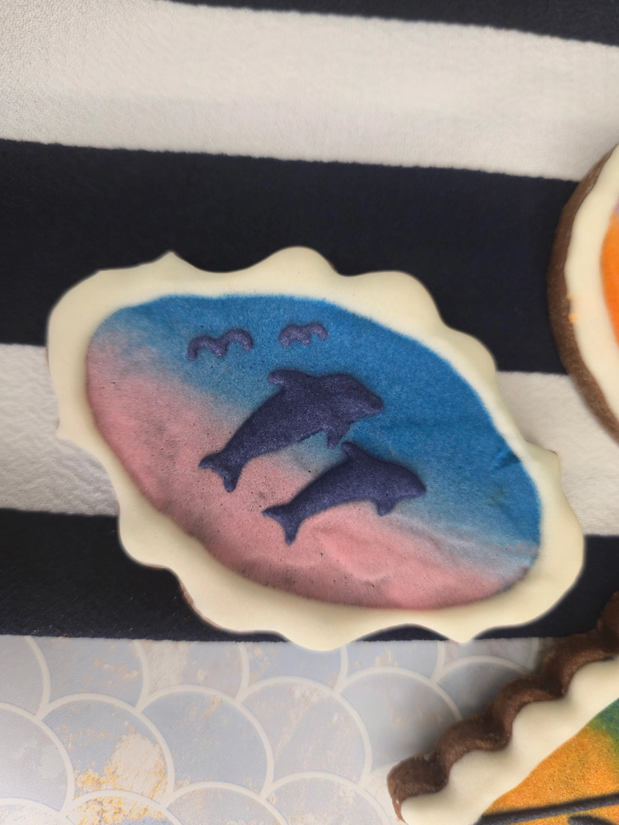Bolachas personalizadas de manteiga com cacau decoradas com motivos de Verão ao pôr-de-sol. - Bolos de aniversário no Porto | Bento Cakes, Cake Design, Bolachas e Cupcakes | Porto | Sahri Dessert Art