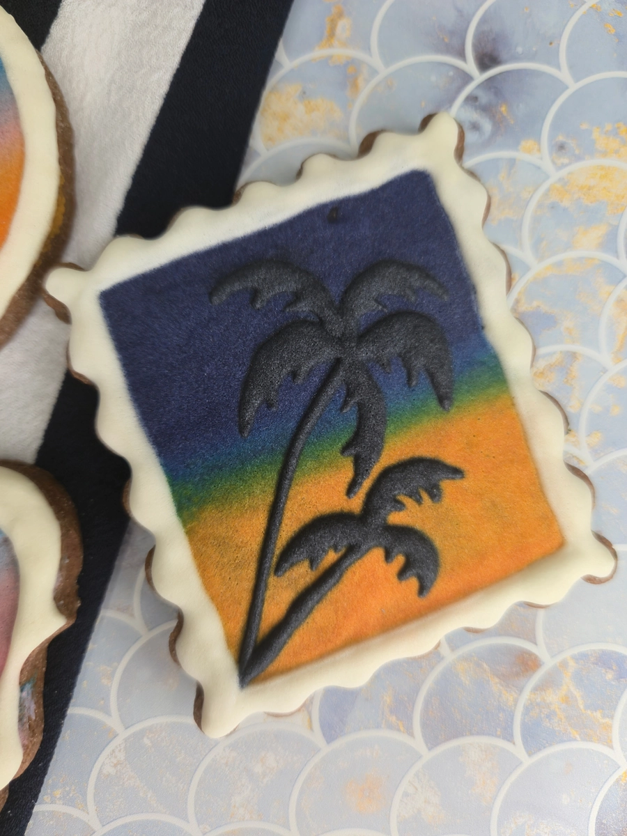 Bolachas personalizadas de manteiga com cacau decoradas com motivos de Verão ao pôr-de-sol. - Bolos de aniversário no Porto | Bento Cakes, Cake Design, Bolachas e Cupcakes | Porto | Sahri Dessert Art