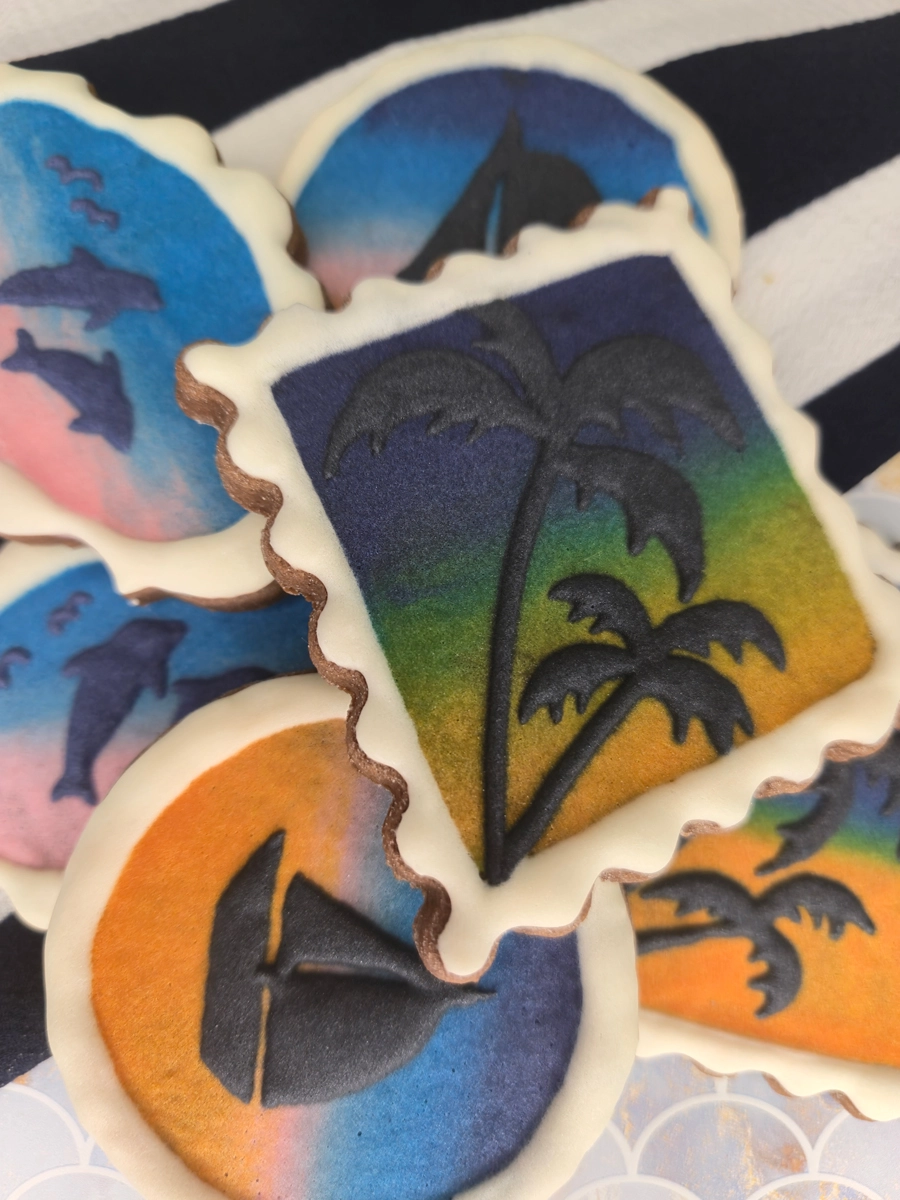 Bolachas personalizadas de manteiga com cacau decoradas com motivos de Verão ao pôr-de-sol. - Bolos de aniversário no Porto | Bento Cakes, Cake Design, Bolachas e Cupcakes | Porto | Sahri Dessert Art
