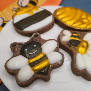 Bolachas de tema de abelha variadas decoradas com glacê real. - Bolos de aniversário no Porto | Bento Cakes, Cake Design, Bolachas e Cupcakes | Porto | Sahri Dessert Art
