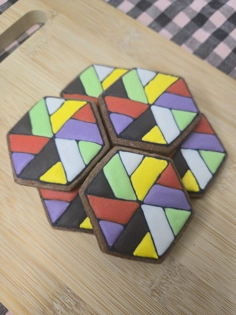 Bolachas de manteiga com cacau decoradas com design geométrico de glacê real. - Bolos de aniversário no Porto | Bento Cakes, Cake Design, Bolachas e Cupcakes | Porto | Sahri Dessert Art