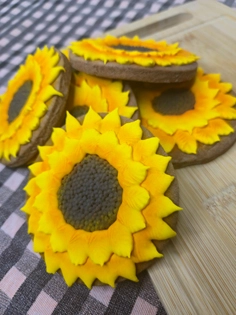 Bolachas de manteiga com cacau decoradas com girassóis 3D de glacê real.