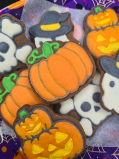 Variedade de bolachas de manteigas decoradas com glacê real temáticas de Halloween. - Bolos de aniversário no Porto | Bento Cakes, Cake Design, Bolachas e Cupcakes | Porto | Sahri Dessert Art