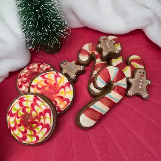 Bolachas de Natal variadas (bonecos de gengibre, canas com riscas e doces de menta) decoradas com glacê real. - Bolos de aniversário no Porto | Bento Cakes, Cake Design, Bolachas e Cupcakes | Porto | Sahri Dessert Art