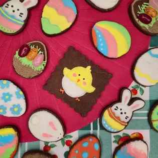 Bolachas de Páscoa variadas decoradas em glacê real. - Bolos de aniversário no Porto | Bento Cakes, Cake Design, Bolachas e Cupcakes | Porto | Sahri Dessert Art