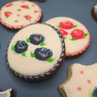 Bolachas redondas com rosas desenhadas em glacê real ideais para o Dia da Mãe. - Bolos de aniversário no Porto | Bento Cakes, Cake Design, Bolachas e Cupcakes | Porto | Sahri Dessert Art