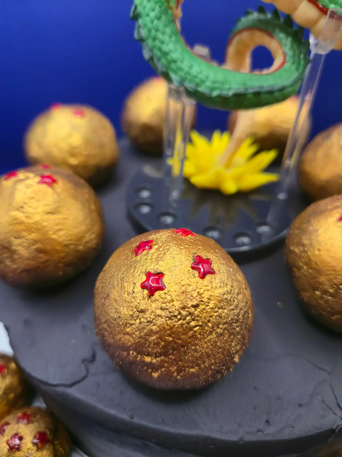 Bolo Dragon Ball com Shenron decorativo, recheio de framboesa e buttercream de chocolate. As Dragon Balls são cakepops dourados deliciosos! - Bolos de aniversário no Porto | Bentô Cakes, Cake Design, Bolachas e Cupcakes | Porto | Sahri Dessert Art