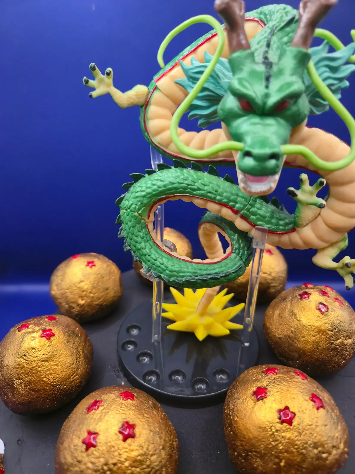 Bolo Dragon Ball com Shenron decorativo, recheio de framboesa e buttercream de chocolate. As Dragon Balls são cakepops dourados deliciosos! - Bolos de aniversário no Porto | Bentô Cakes, Cake Design, Bolachas e Cupcakes | Porto | Sahri Dessert Art