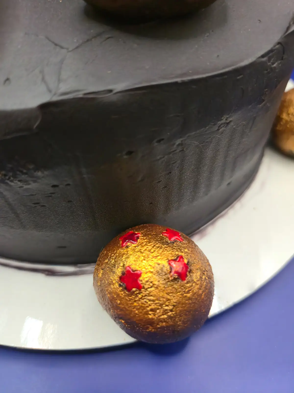 Bolo Dragon Ball com Shenron decorativo, recheio de framboesa e buttercream de chocolate. As Dragon Balls são cakepops dourados deliciosos! - Bolos de aniversário no Porto | Bentô Cakes, Cake Design, Bolachas e Cupcakes | Porto | Sahri Dessert Art