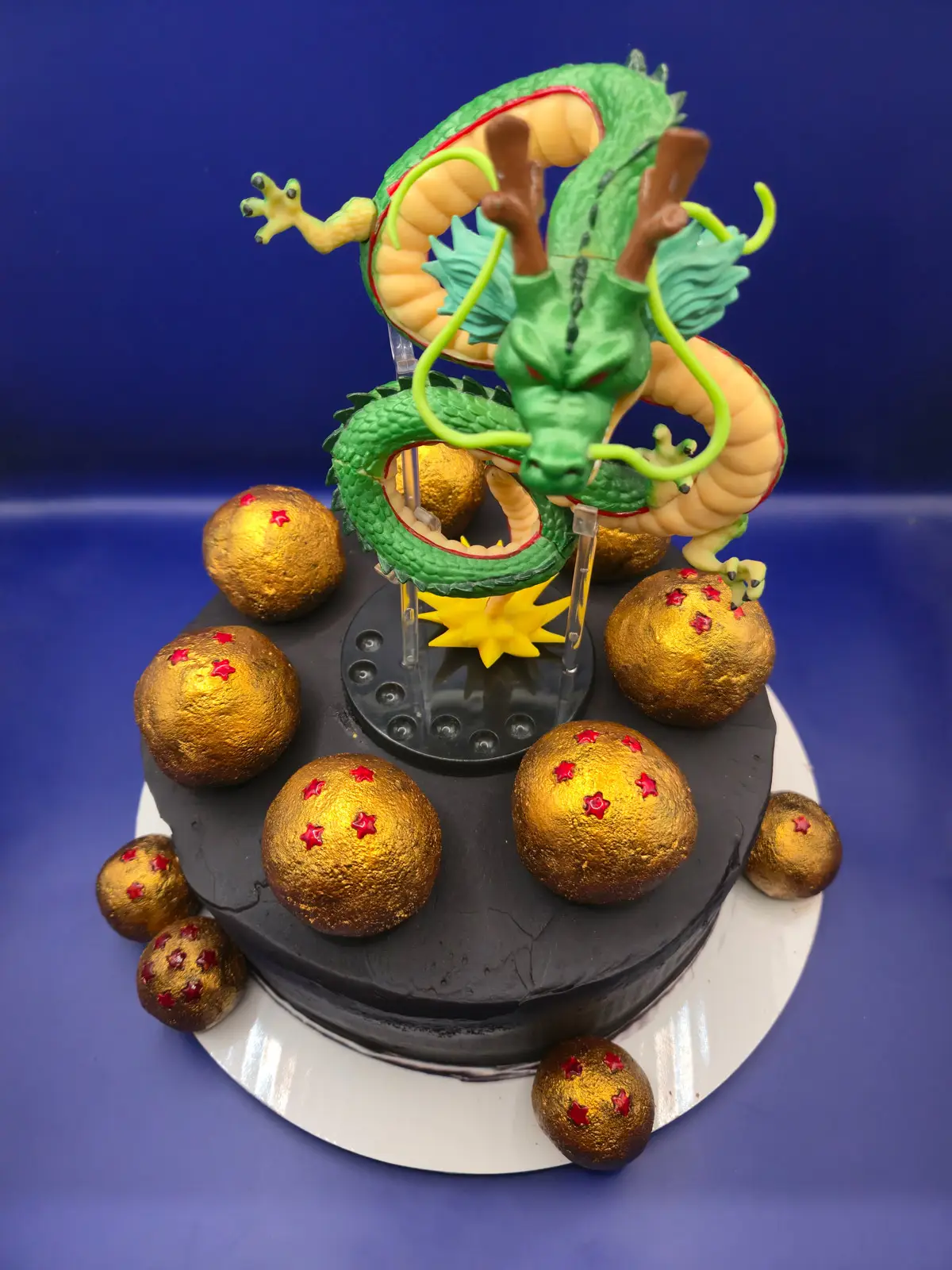 Bolo Dragon Ball com Shenron decorativo, recheio de framboesa e buttercream de chocolate. As Dragon Balls são cakepops dourados deliciosos! - Bolos de aniversário no Porto | Bentô Cakes, Cake Design, Bolachas e Cupcakes | Porto | Sahri Dessert Art