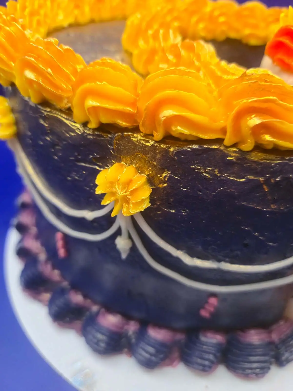 Bolo personalizado inspirado em Pokémon Sun & Moon, com cores de Lunala e Solgaleo. - Bolos de aniversário no Porto | Bentô Cakes, Cake Design, Bolachas e Cupcakes | Porto | Sahri Dessert Art