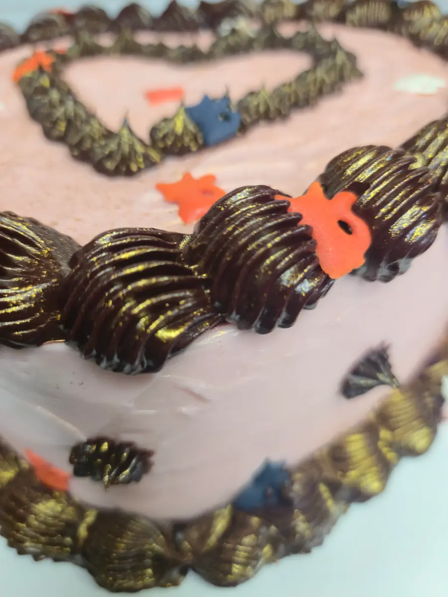 Bolo de aniversário personalizado com decoração vintage e sprinkles personalizados de gatos. - Bolos de aniversário no Porto | Bento Cakes, Cake Design, Bolachas e Cupcakes | Porto | Sahri Dessert Art