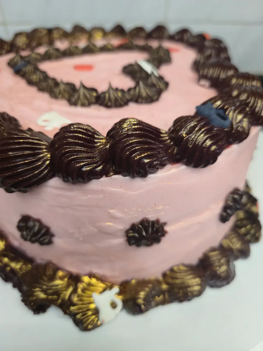 Bolo de aniversário personalizado com decoração vintage e sprinkles personalizados de gatos. - Bolos de aniversário no Porto | Bento Cakes, Cake Design, Bolachas e Cupcakes | Porto | Sahri Dessert Art
