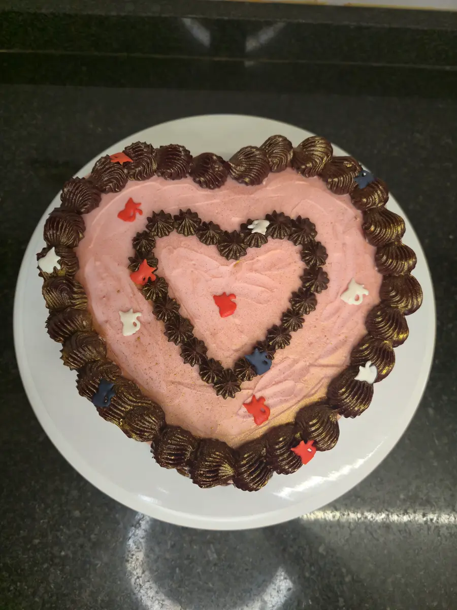Bolo de aniversário personalizado com decoração vintage e sprinkles personalizados de gatos. - Bolos de aniversário no Porto | Bento Cakes, Cake Design, Bolachas e Cupcakes | Porto | Sahri Dessert Art