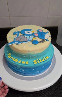 Bolo de aniversário de chocolate com recheio de framboesa temático de Pokemon com creme de manteiga.